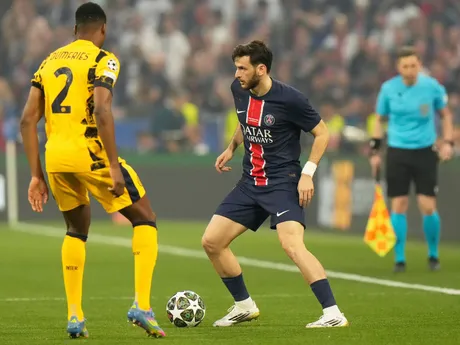 Khvicha Kvaratskhelia a Denzel Dumfrie počas zápasu Paríž St. Germain - Inter Miláno vo finále Ligy majstrov. 