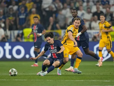 Vitinha a Nicolo Barella počas zápasu Paríž St. Germain - Inter Miláno vo finále Ligy majstrov. 