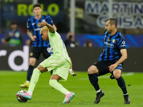 Lamine Yamal a Henrikh Mkhitaryan počas odvetného zápasu semifinále Ligy majstrov Inter Miláno - FC Barcelona. 