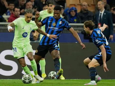 Raphinha a Denzel Dumfries počas odvetného zápasu semifinále Ligy majstrov Inter Miláno - FC Barcelona. 