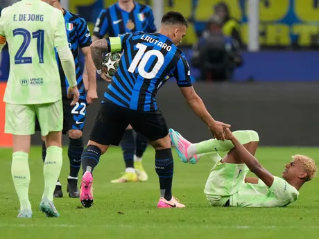 Lautaro Martinez a Lamine Yamal počas odvetného zápasu semifinále Ligy majstrov Inter Miláno - FC Barcelona. 