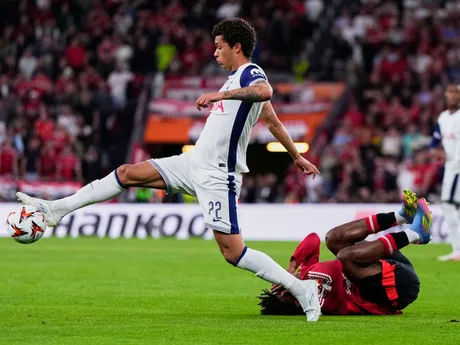 Patrick Dorgu a Brennan Johnson v zápase Tottenham Hotspur - Manchester United vo finále Európskej ligy 2024/2025.