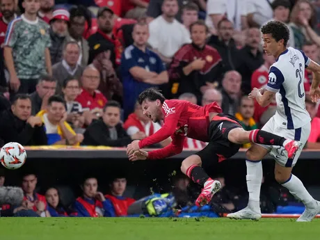 Brennan Johnson a Mason Mount v zápase Tottenham Hotspur - Manchester United vo finále Európskej ligy 2024/2025.