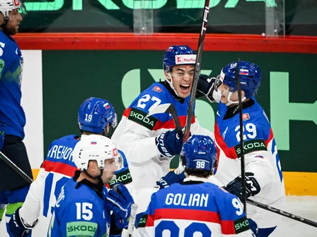 Sebastián Čederle sa so spoluhráčmi teší po strelenom góle v zápase Slovensko - Slovinsko v skupine A na MS v hokeji 2025.