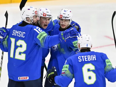 Marcel Mahkovec oslavuje gól počas zápasu skupina A Slovinsko - Lotyšsko na MS v hokeji 2025.