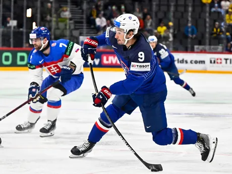 Francúzsky útočník Alexandre Texier v zápase proti Slovensku na MS v hokeji 2025. 