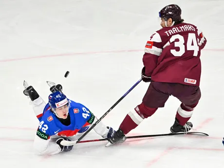 Samuel Honzek (vľavo) a Eduards Tralmaks v zápase Slovensko - Lotyšsko v skupine A na MS v hokeji 2025.