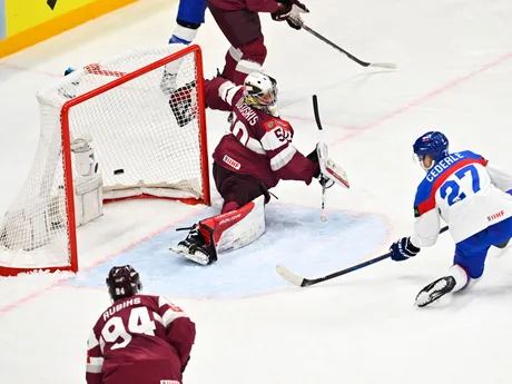 Sebastián Čederle strieľa gól v zápase Slovensko - Lotyšsko v skupine A na MS v hokeji 2025.
