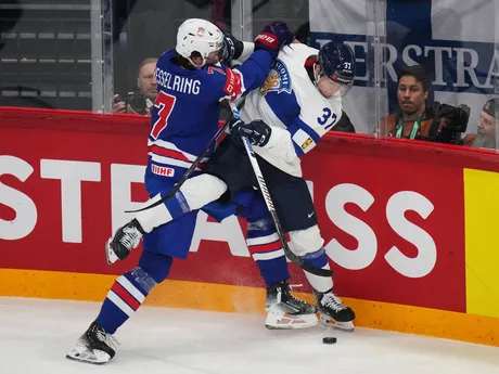 Fín Atro Leppanen (37) a Američan Michael Kesselring (7) v zápase štvrťfinále USA - Fínsko na MS v hokeji 2025.