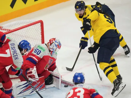 Brankár Česka Karel Vejmelka v zápase štvrťfinále Švédsko - Česko na MS v hokeji 2025.