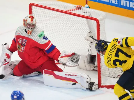 Švéd Isac Lundestrom a brankár Česka Daniel Vladař v zápase štvrťfinále Švédsko - Česko na MS v hokeji 2025.