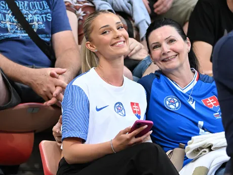 slovenské fanúšičky počas zápasu základnej A-skupiny Slovensko - Taliansko na majstrovstvách Európy hráčov do 21 rokov v Trnave