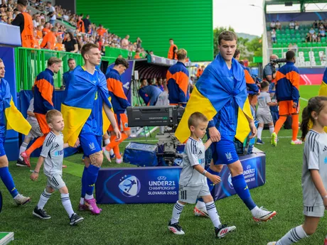 Ukrajinskí futbalisti prichádzajú pred zápasom základnej D-skupiny Holandsko - Ukrajina na majstrovstvách Európy hráčov do 21 rokov v Prešove