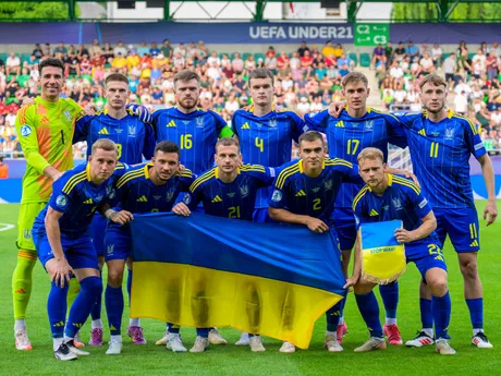 základná jedenástka Ukrajiny pózuje pred zápasom základnej D-skupiny Holandsko - Ukrajina na majstrovstvách Európy hráčov do 21 rokov v Prešove