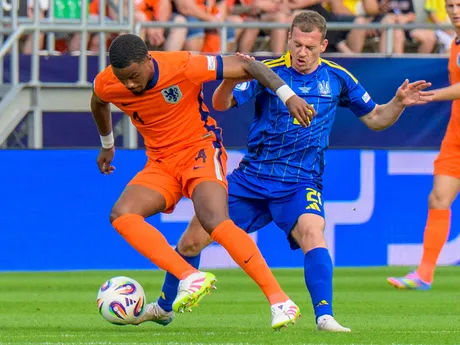 sprava futbalista Maxim Bragaru (Ukrajina) a hráč Jorrel Hato (Holandsko) počas zápasu základnej D-skupiny Holandsko - Ukrajina na majstrovstvách Európy hráčov do 21 rokov