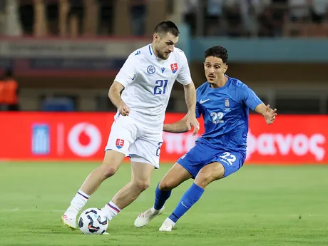 Matúš Bero (vľavo) a Dimitris Giannoulis v prípravnom zápase Grécko - Slovensko.