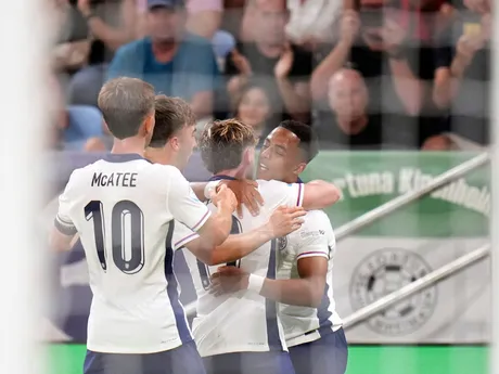 Omari Hutchinson oslavuje gól počas zápasu Anglicko - Nemecko vo finále na EURO U21 2025 (ME vo futbale do 21 rokov).