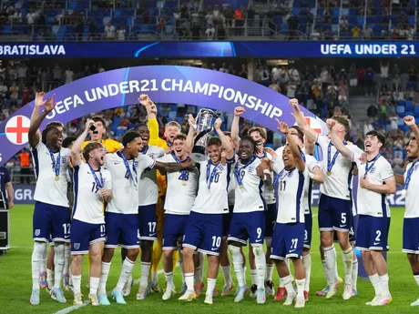 Anglickí futbalisti sa tešia z víťazstva po zápase Anglicko - Nemecko vo finále EURO U21 2025.