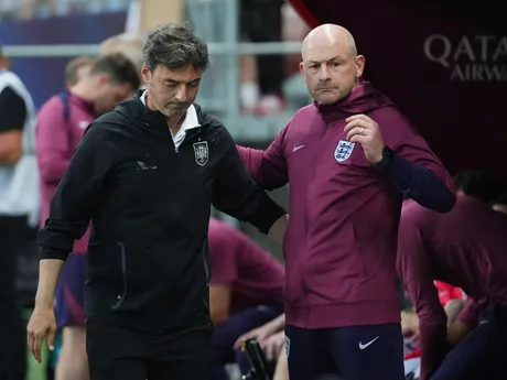 Santi Denia a Lee Carsley počas zápasu Španielsko - Anglicko vo štvrťfinále na EURO U21 2025 (ME vo futbale do 21 rokov).