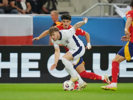 Harvey Elliott a Diego Lopez počas zápasu Španielsko - Anglicko vo štvrťfinále na EURO U21 2025 (ME vo futbale do 21 rokov).