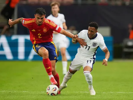 Marc Pubill a Omari Hutchinson počas zápasu Španielsko - Anglicko vo štvrťfinále na EURO U21 2025 (ME vo futbale do 21 rokov).