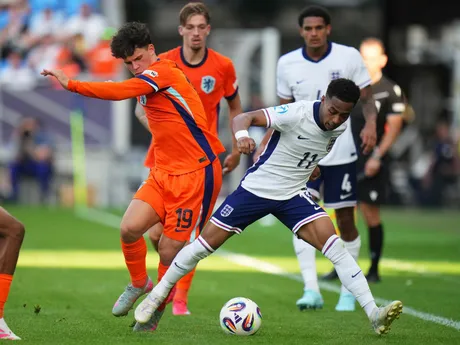 Thom Van Bergen a Omari Hutchinson počas zápasu Anglicko - Holandsko v semifinále na EURO U21 2025 (ME vo futbale do 21 rokov).