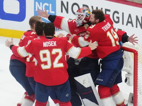 Na snímke brankár Floridy Sergei Bobrovsky (72) sa raduje so spoluhráčmi po výhre v šiestom stretnutí finále play off zámorskej NHL Florida Panthers - Edmonton Oilers.