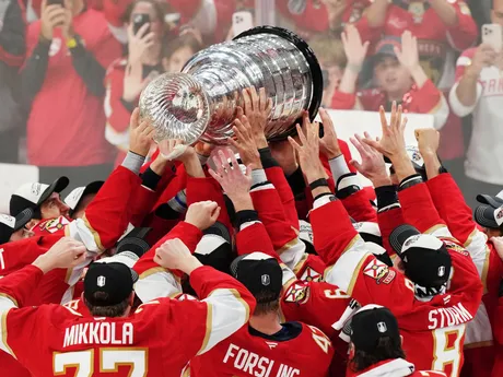 Na snímke hráči Floridy dvíhajú nad hlavu Stanleyho pohár po šiestom stretnutí finále play off zámorskej NHL Florida Panthers - Edmonton Oilers.