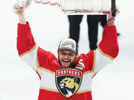 Na snímke hráč Floridy Aleksander Barkov nesie nad hlavou Stanleyho pohár po šiestom stretnutí finále play off zámorskej NHL Florida Panthers - Edmonton Oilers.