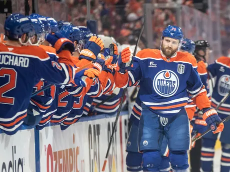Hráči Edmonton Oilers oslavujú gól v 1. zápase finále play-off NHL Edmonton Oilers - Florida Panthers. 
