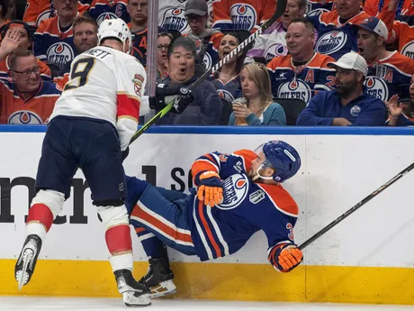 Sam Bennett a Viktor Arvidsson v 1. zápase finále play-off NHL Edmonton Oilers - Florida Panthers. 