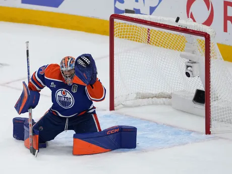 Stuart Skinner v 1. zápase finále play-off NHL Edmonton Oilers - Florida Panthers. 