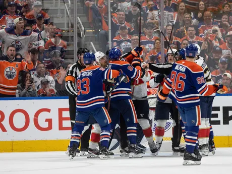 Hráči Edmonton Oilers oslavujú gól v 1. zápase finále play-off NHL Edmonton Oilers - Florida Panthers. 
