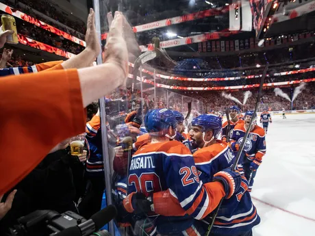 Hráči Edmonton Oilers oslavujú gól v 1. zápase finále play-off NHL Edmonton Oilers - Florida Panthers. 