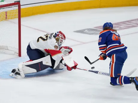 Kasperi Kapanen a Sergei Bobrovsky v 1. zápase finále play-off NHL Edmonton Oilers - Florida Panthers. 