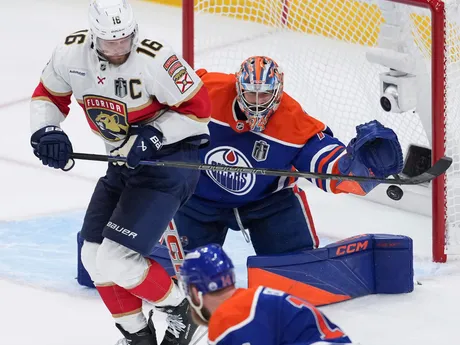 Stuart Skinner a Aleksander Barkov v 1. zápase finále play-off NHL Edmonton Oilers - Florida Panthers. 