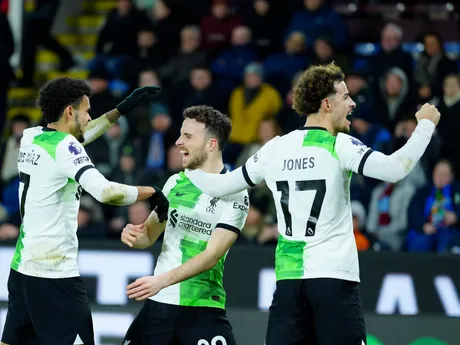 Diogo Jota (v strede) sa so spoluhráčmi teší po strelenom góle v zápase Burnley FC - Liverpool FC v Premier League v decembri 2023.