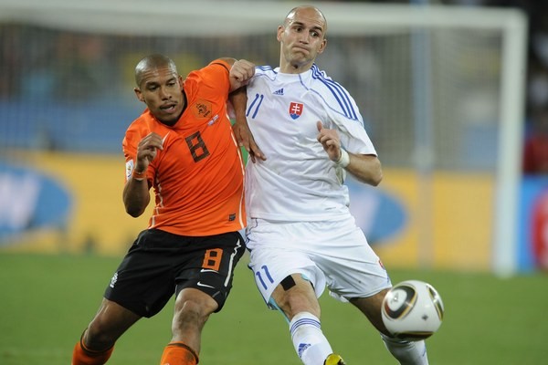 Róbert Vittek v súboji s Holanďanom De Jongom v osemfinále MS 2010 v JAR.
