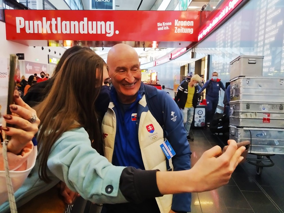 Tréner slovenskej reprezentácia Craig Ramsay sa fotí s fanúšikmi.
