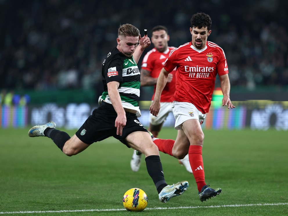 Viktor Gyökeres (vľavo) v zápase Sporting Lisabon - Benfica Lisabon.